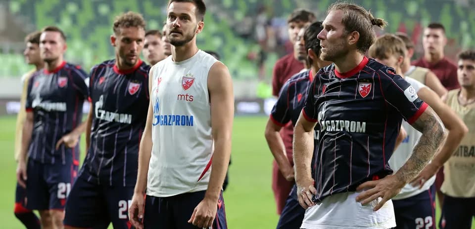 Jugadores del FK Crvena Zvezda en el campo