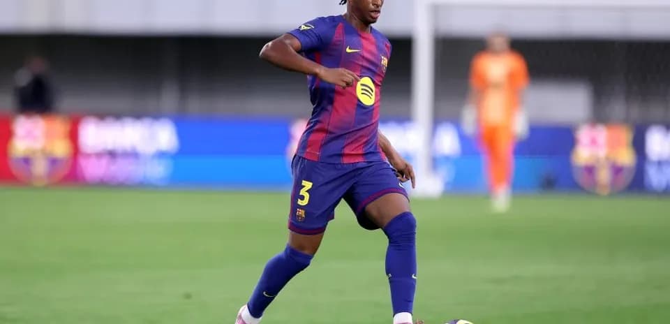 Jugador del FC Barcelona controlando el balón en campo
