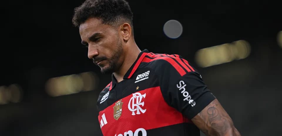 Jugador de Flamengo caminando con la cabeza baja