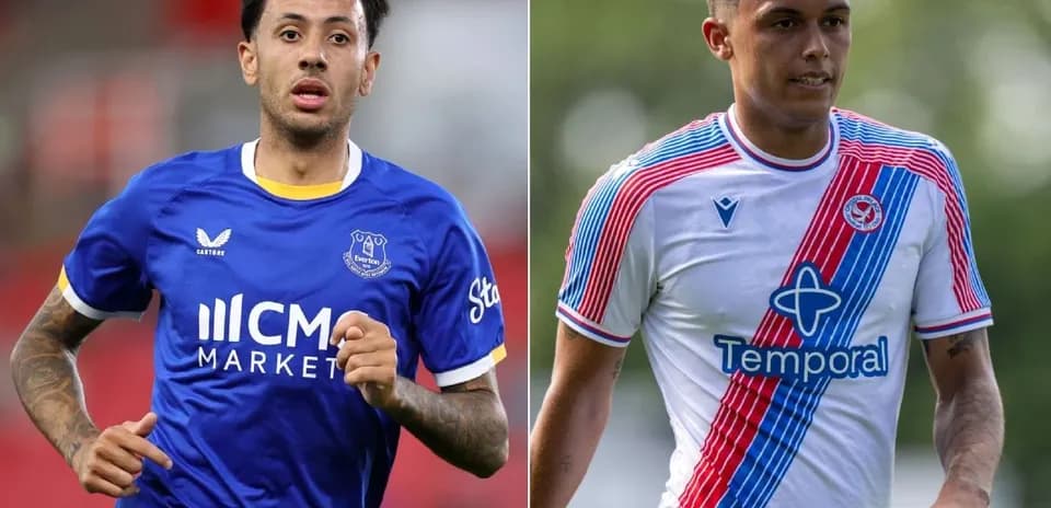 Dos jugadores corriendo en sus camisetas de fútbol