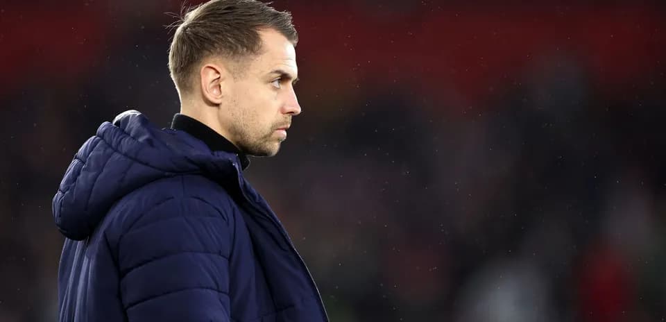 Entrenador observando el partido desde la línea lateral