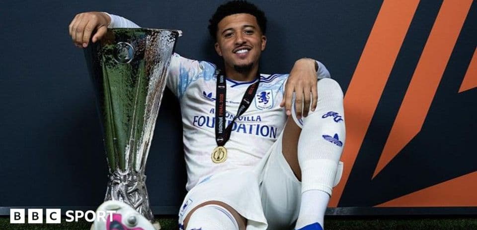 Jugador posando con el trofeo de la UEFA Europa League