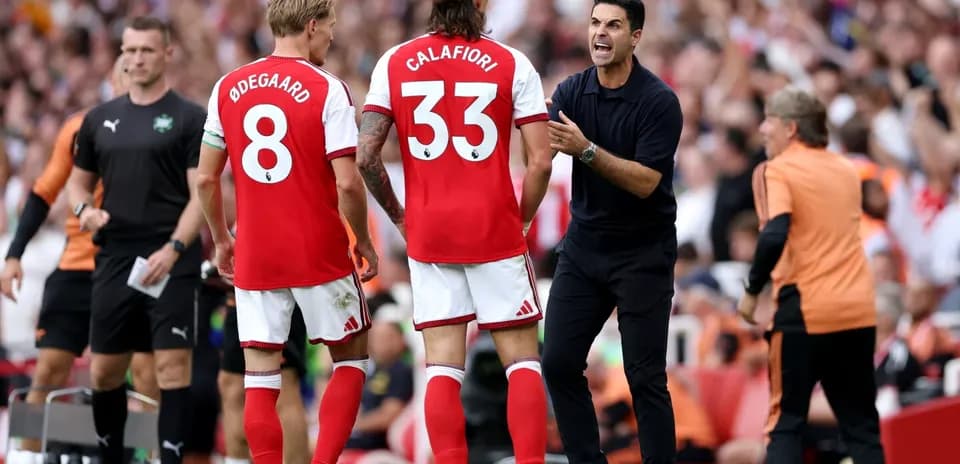 Mikel Arteta instruyendo a jugadores de Arsenal en el banquillo