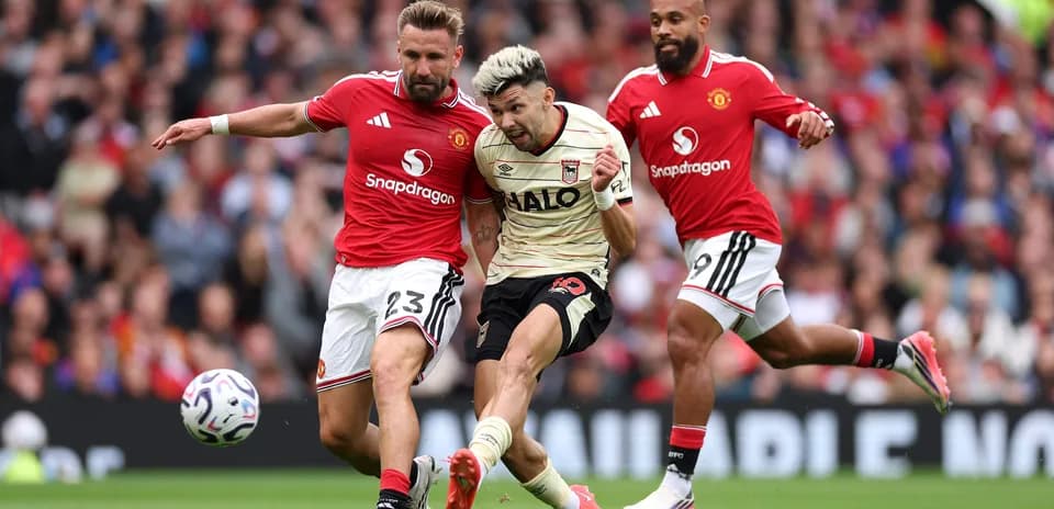 Jugador de Ipswich es tackleado por defensores