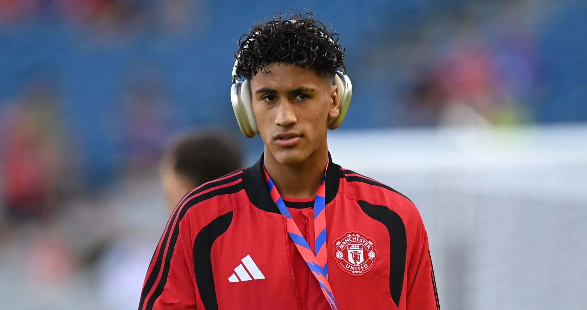 Jugador de Manchester United con auriculares en el campo