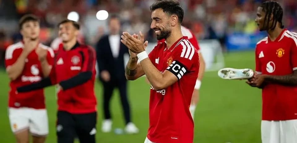 Bruno Fernandes aplaudiendo con compañeros de equipo