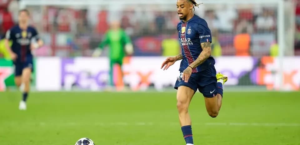 Jugador de PSG corriendo con balón en el campo