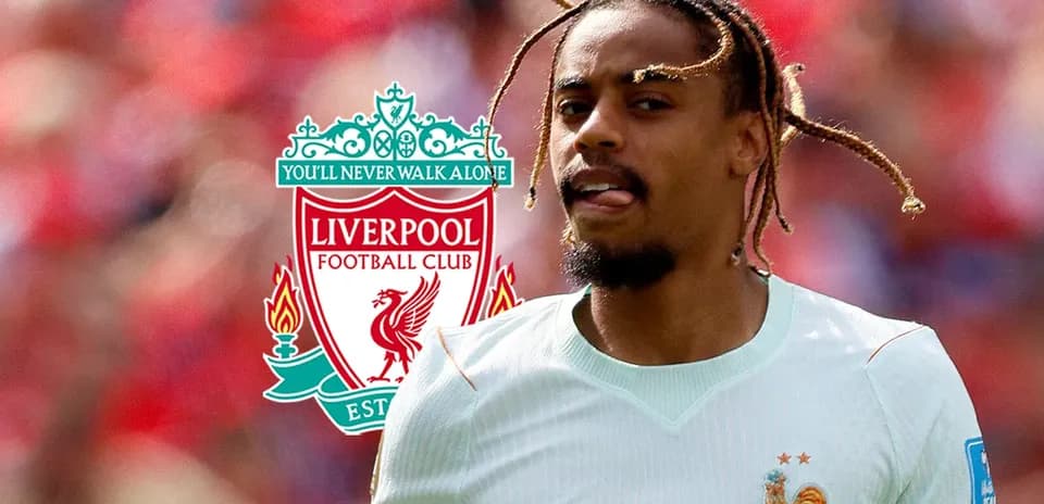 Jugador corriendo con camiseta de Francia y logo de Liverpool