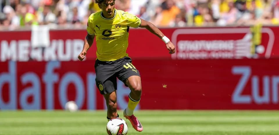 Jugador de Borussia Dortmund corriendo con el balón