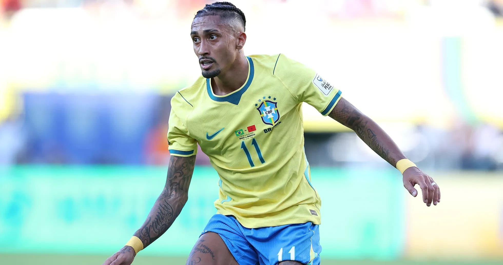 Jugador de Brasil corriendo con el balón en el campo