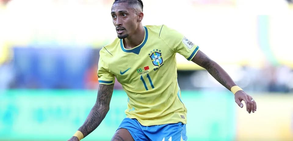 Jugador de Brasil corriendo con el balón en el campo