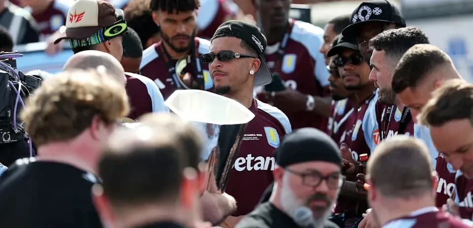 Jugadores de Aston Villa con trofeo en evento