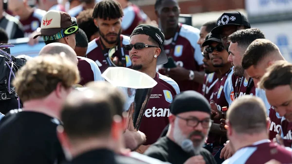 Jugadores de Aston Villa con trofeo en evento