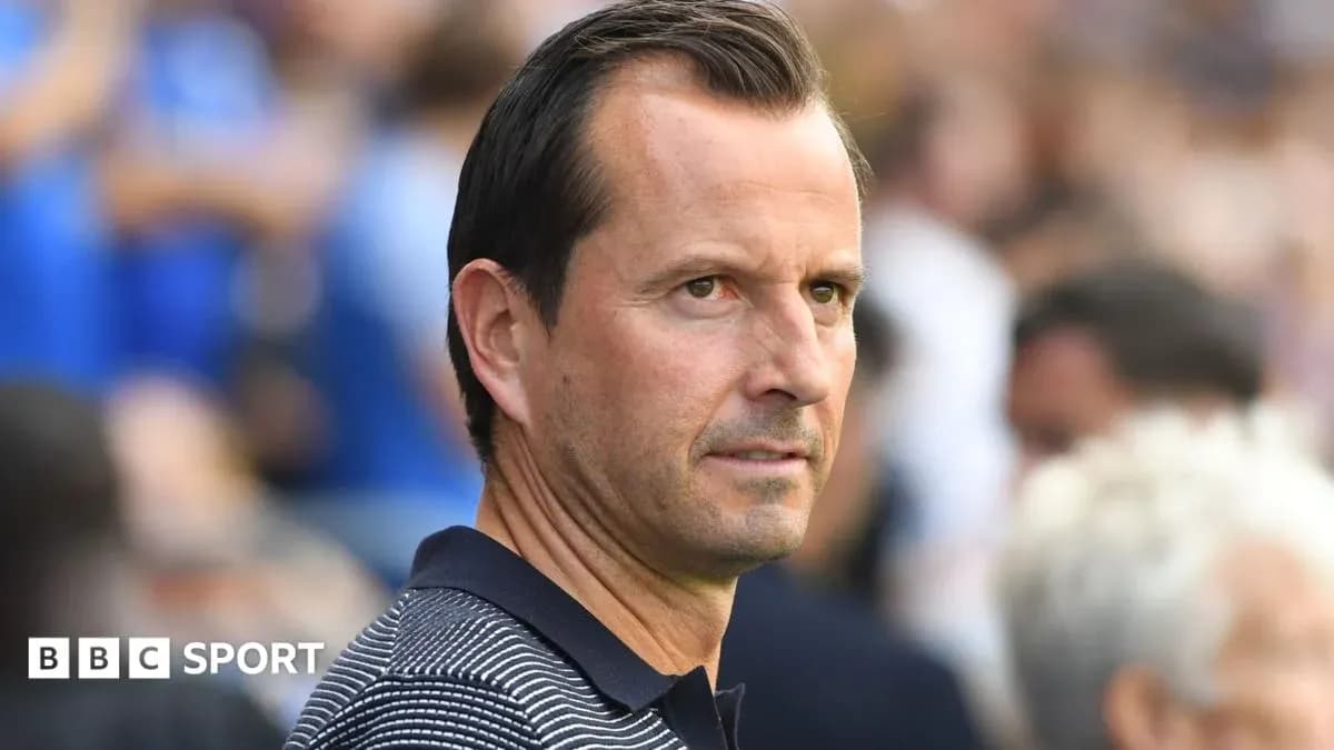 Entrenador observando el partido desde la banda