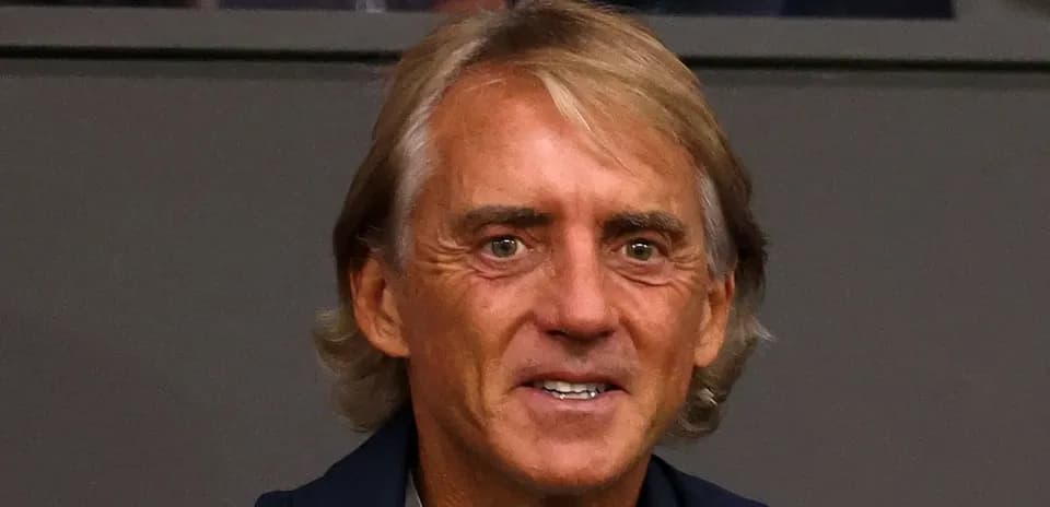 Hombre sonriendo en un evento deportivo