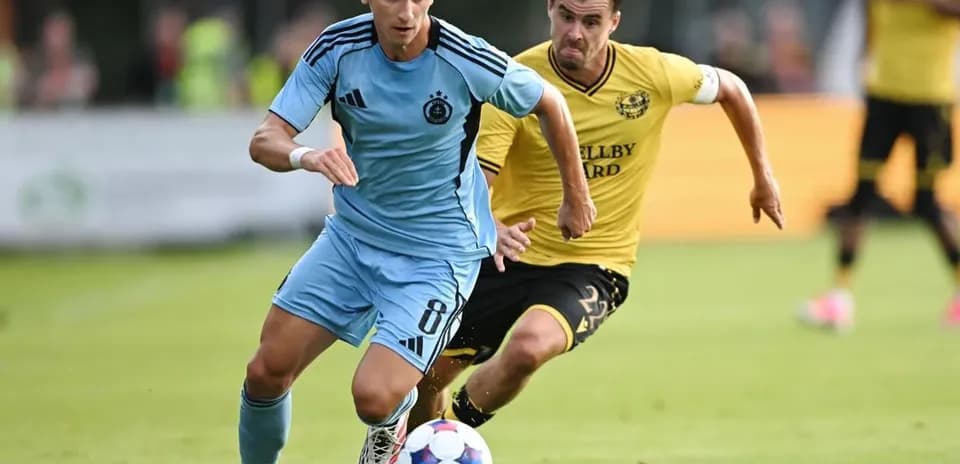 Jugador de Slovan Bratislava driblando a Mjallby AIF