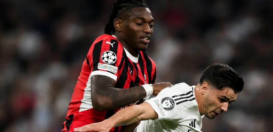 Jugador del AC Milan persiguiendo a rival del Real Madrid