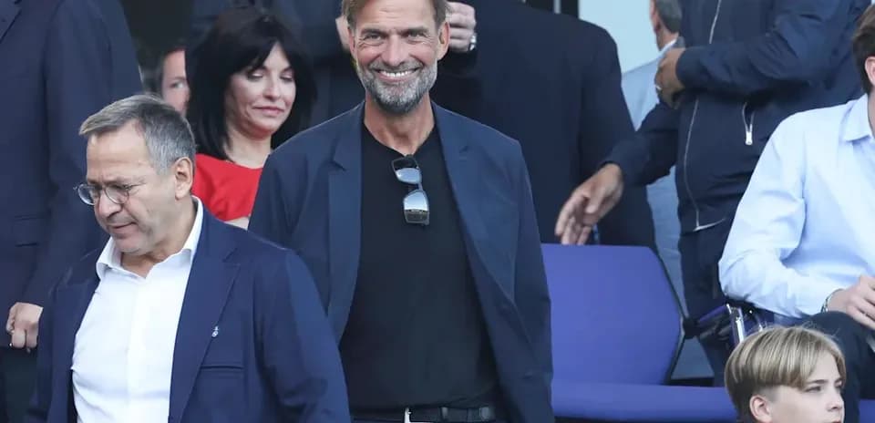 Entrenador sonriente en evento deportivo con asistentes