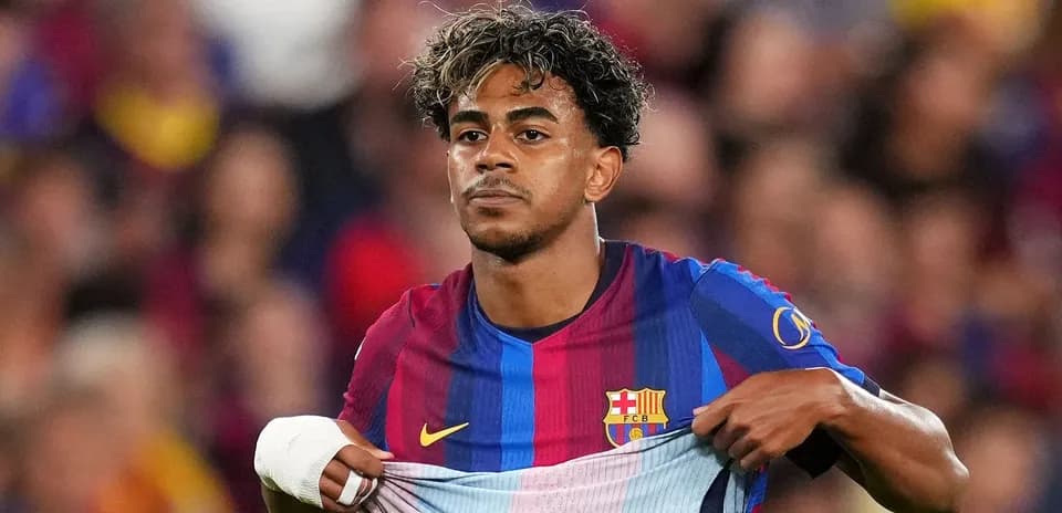 Jugador del FC Barcelona mostrando su camiseta durante el partido