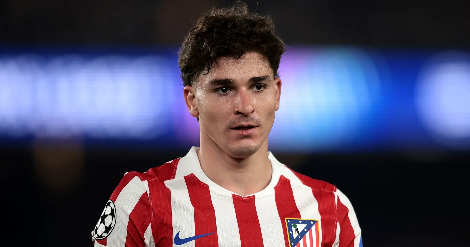 Jugador de Atlético de Madrid en uniforme de partido