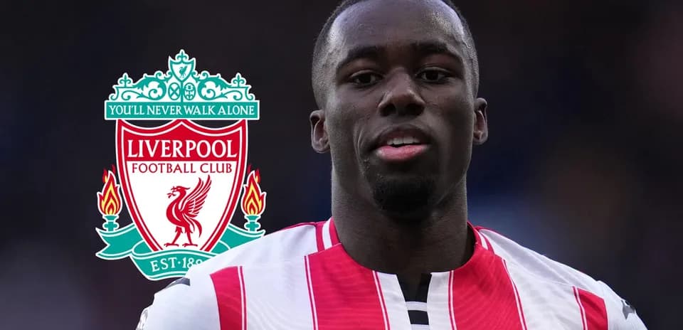 Jugador de Brentford con logo de Liverpool de fondo