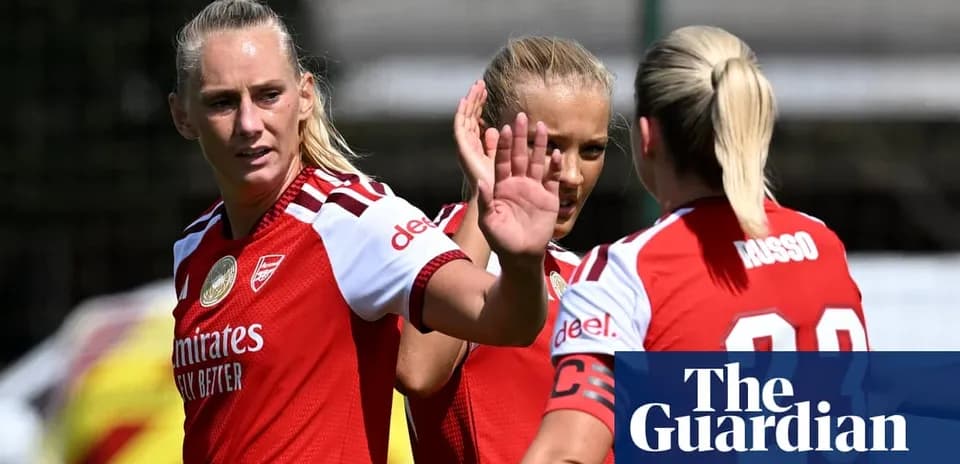 Jugadoras de Arsenal en entrenamiento con uniformes rojos