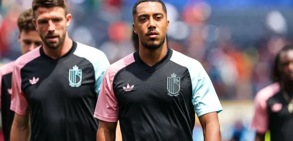 Jugadores entrando al campo en uniformes de entrenamiento