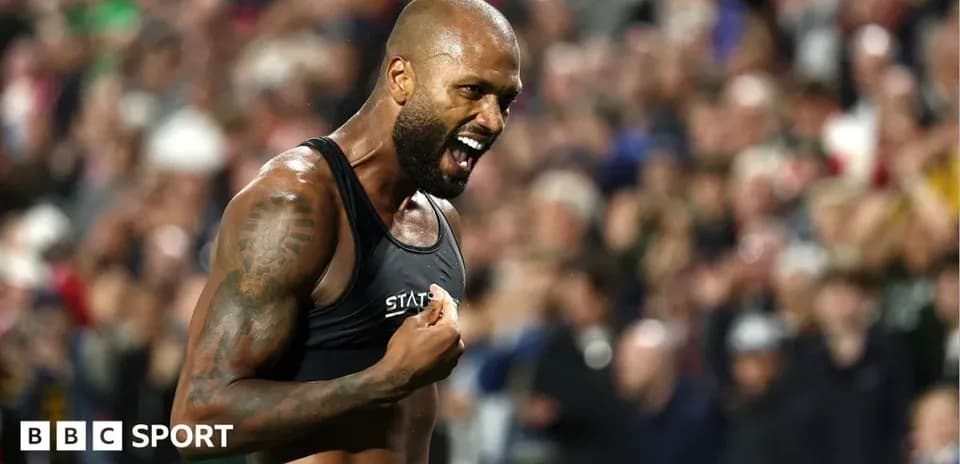 Jugador celebrando en un estadio lleno de espectadores