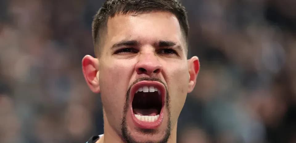 Jugador gritando durante un partido de fútbol