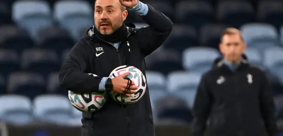 Entrenador dirigiendo una sesión de entrenamiento