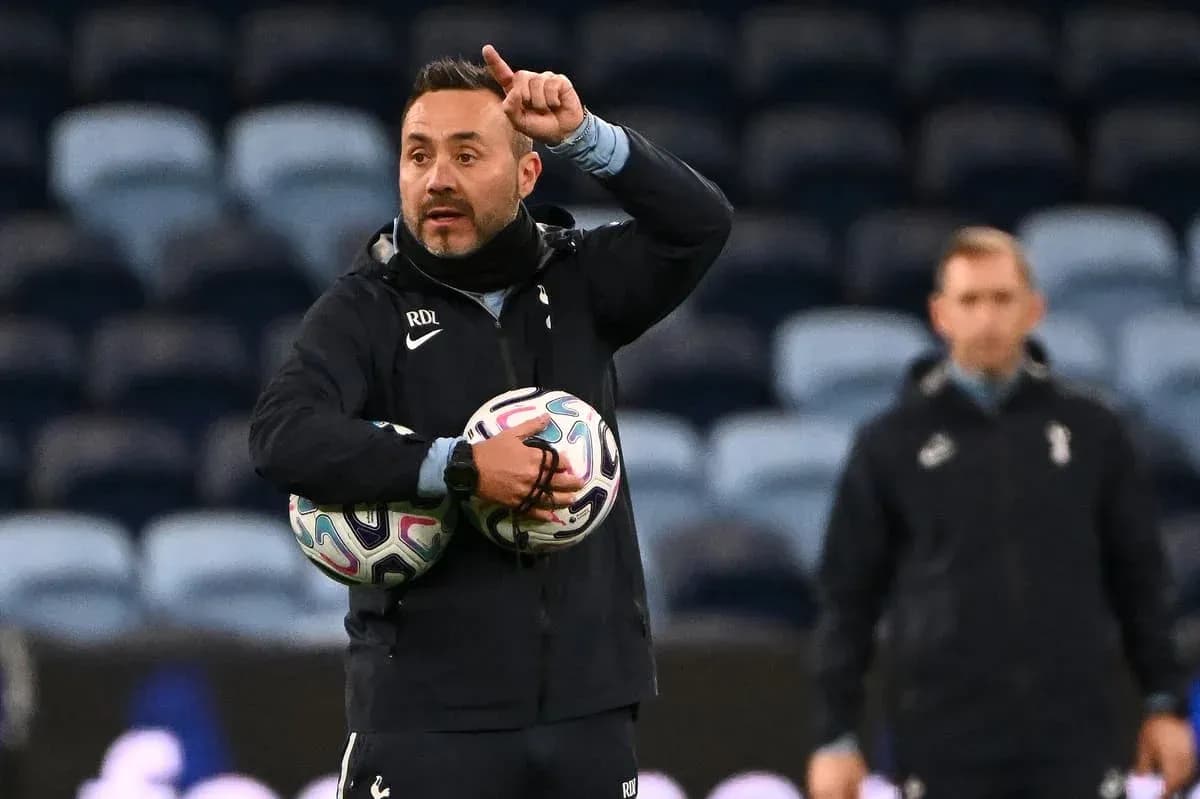Entrenador dirigiendo una sesión de entrenamiento