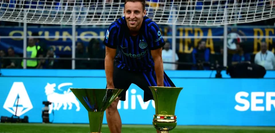 Jugador de Inter celebrando con trofeos en el campo