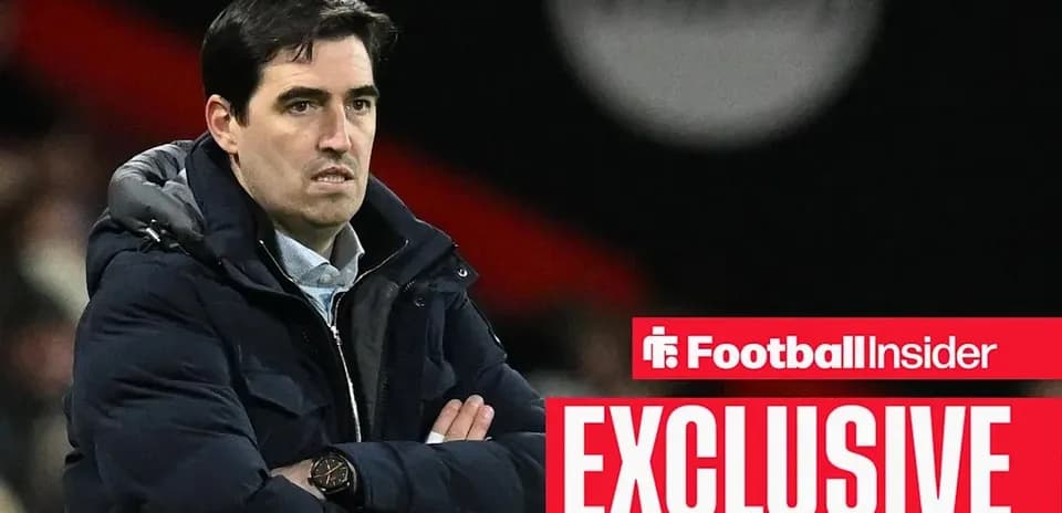 Entrenador observando el partido desde la línea lateral