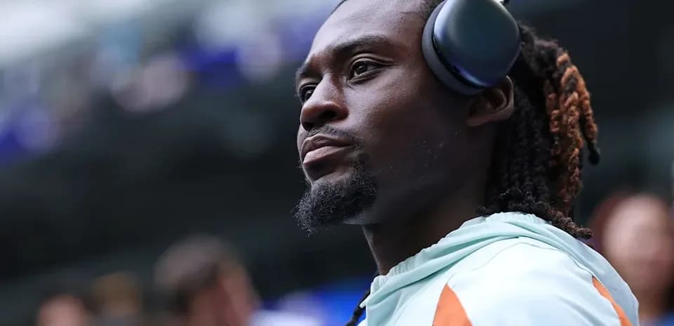 Jugador con auriculares en el estadio antes del partido