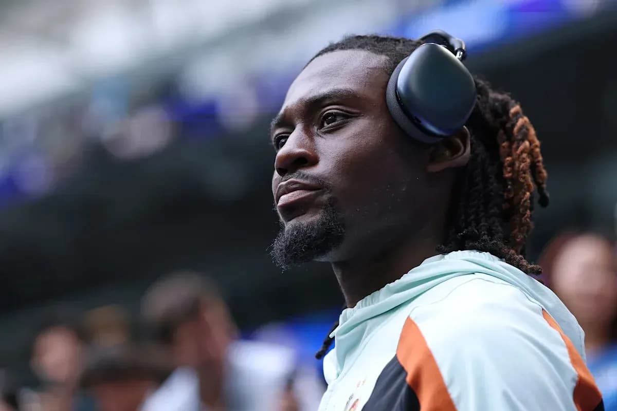 Jugador con auriculares en el estadio antes del partido
