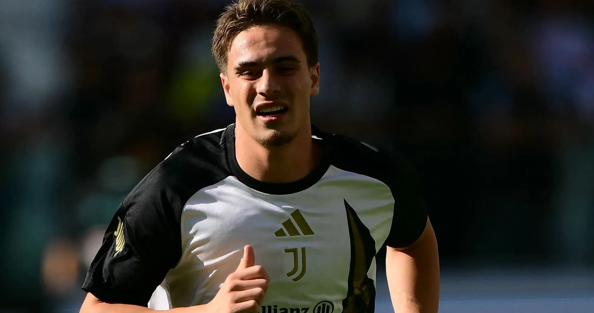 Jugador de Juventus corriendo en el campo