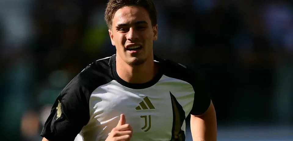 Jugador de Juventus corriendo en el campo