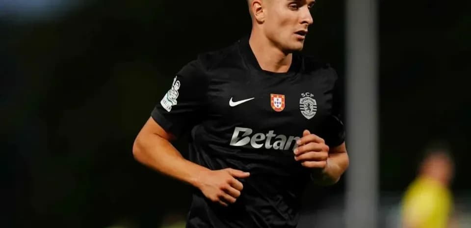 Jugador corriendo durante un partido de fútbol