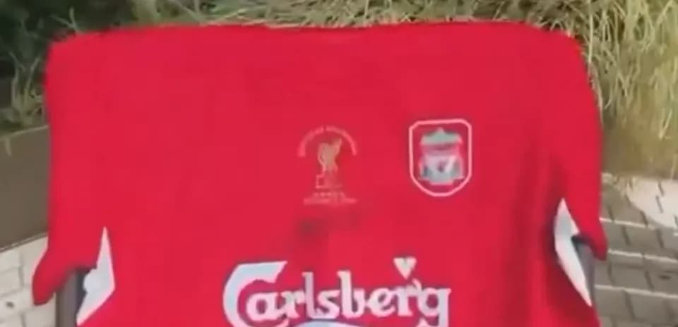 Camisa roja de Liverpool con logotipos y trofeo