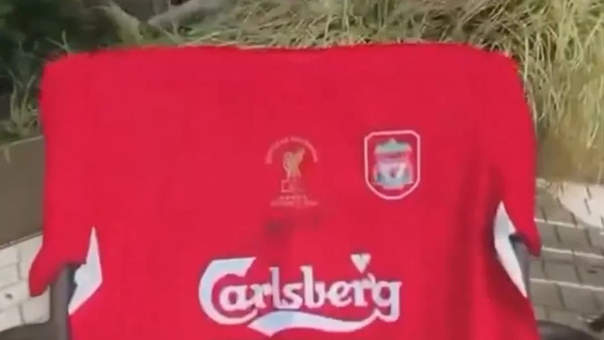 Camisa roja de Liverpool con logotipos y trofeo