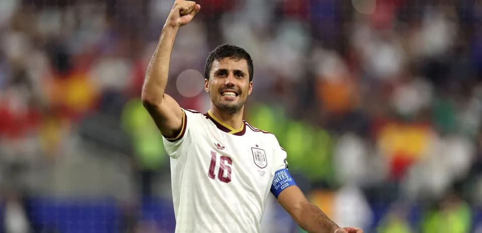 Jugador de España celebrando con el puño en alto
