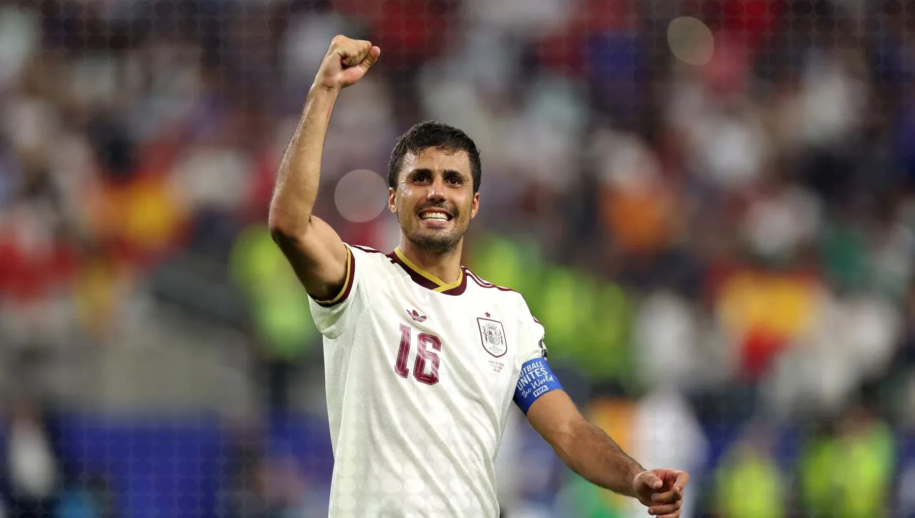 Jugador de España celebrando con el puño en alto
