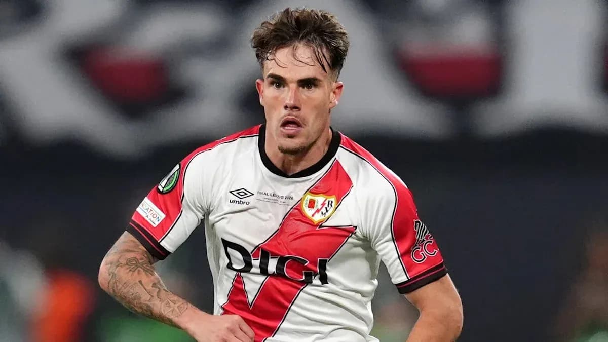 Jugador de Rayo Vallecano corriendo durante el partido