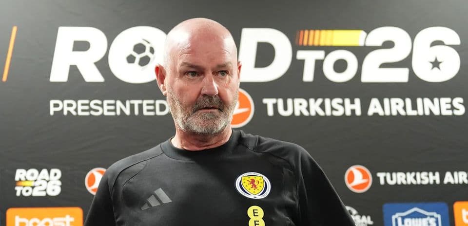 Entrenador en conferencia de prensa para Road to 26