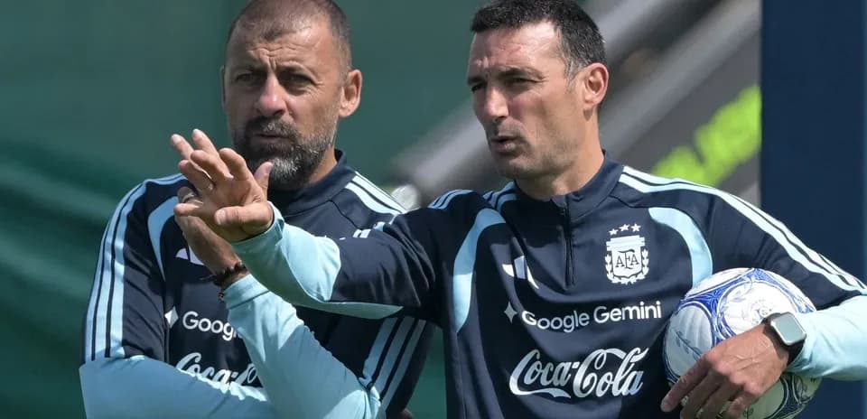 Entrenador explicando tácticas durante la sesión de entrenamiento