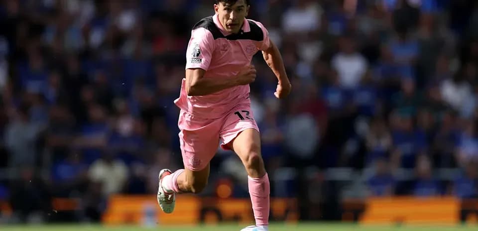 Jugador corriendo con balón durante un partido