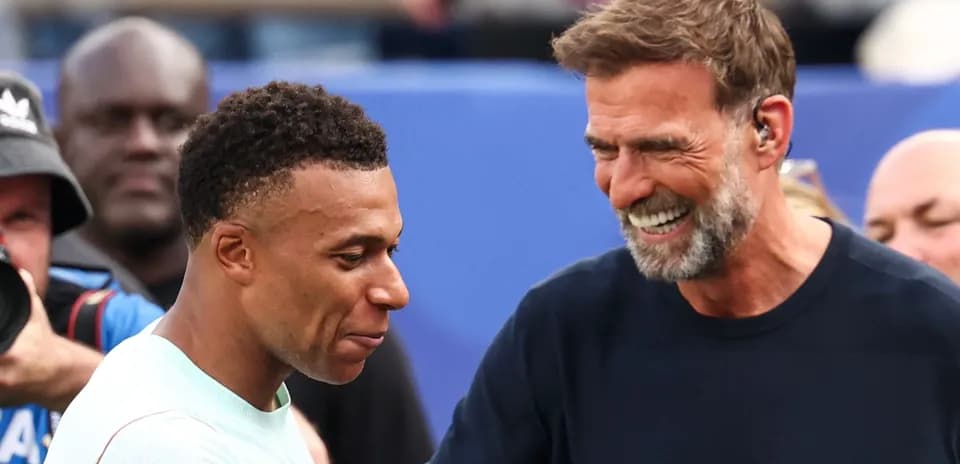 Kylian Mbappé y Jürgen Klopp sonriendo juntos
