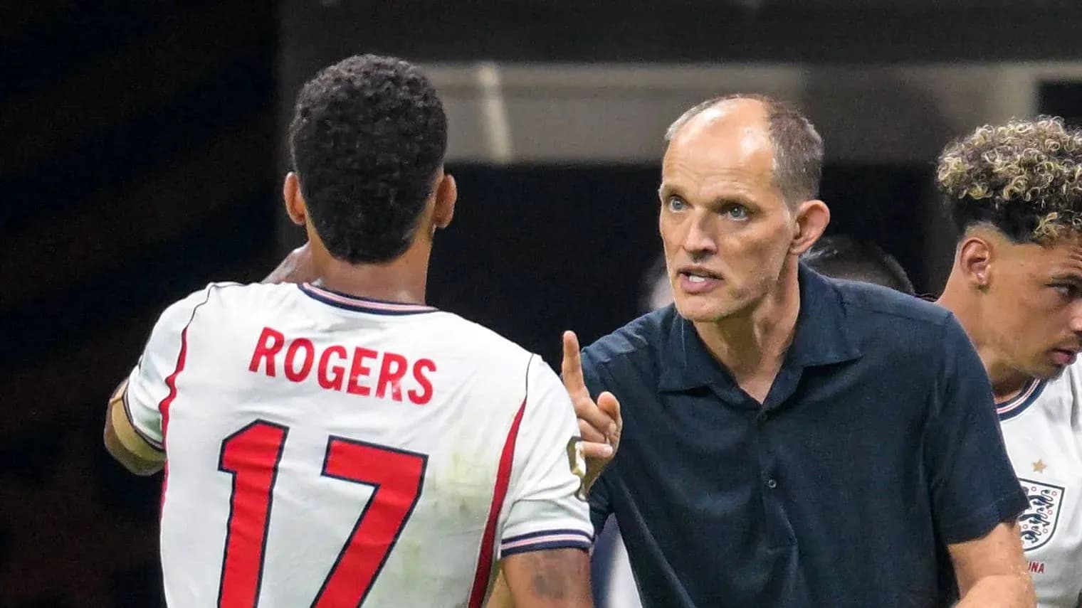 Entrenador hablando con jugador durante el partido