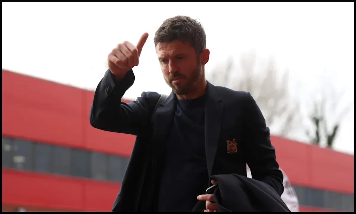Entrenador saludando antes del partido en el estadio