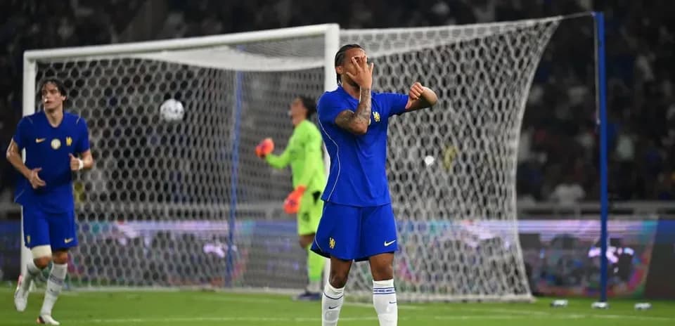Jugador con camiseta azul lamentándose tras un tiro fallido